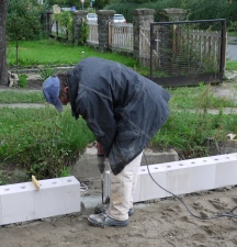 Löcher für Bewehrungseisen ins Fundament bohren