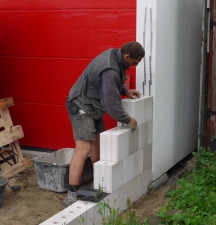 Metallbänder an der Garage