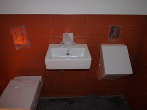 nachher: montierte Keramikobjekte (WC, Waschtisch, Urinal)