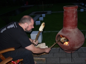 Tim röstet Knüppelbrot