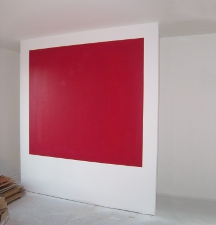 eine rote Wand im Schlafzimmer